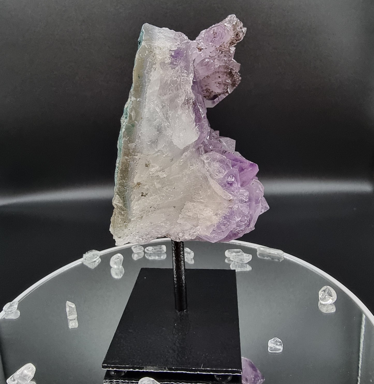 Amethyst Cluster auf Stand