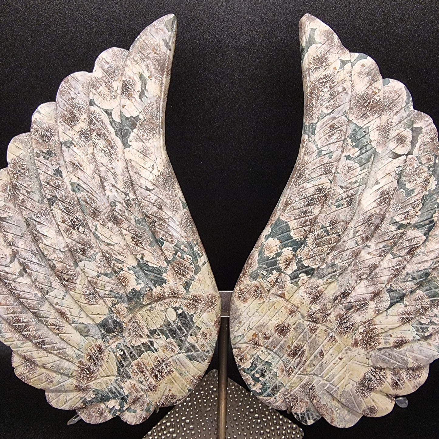 Rhyolith mit grünem Blumenjaspis Flügel