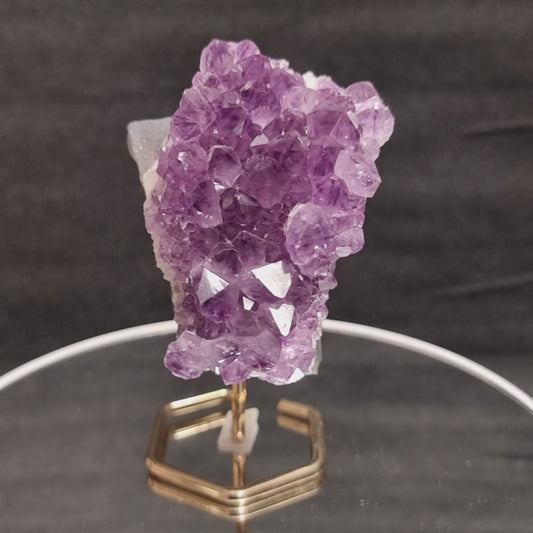 Amethyst Cluster auf Stand Gold