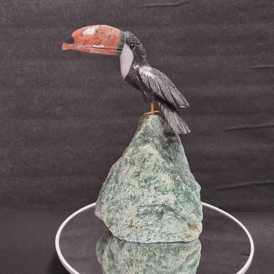 Tucan auf Fuchsit